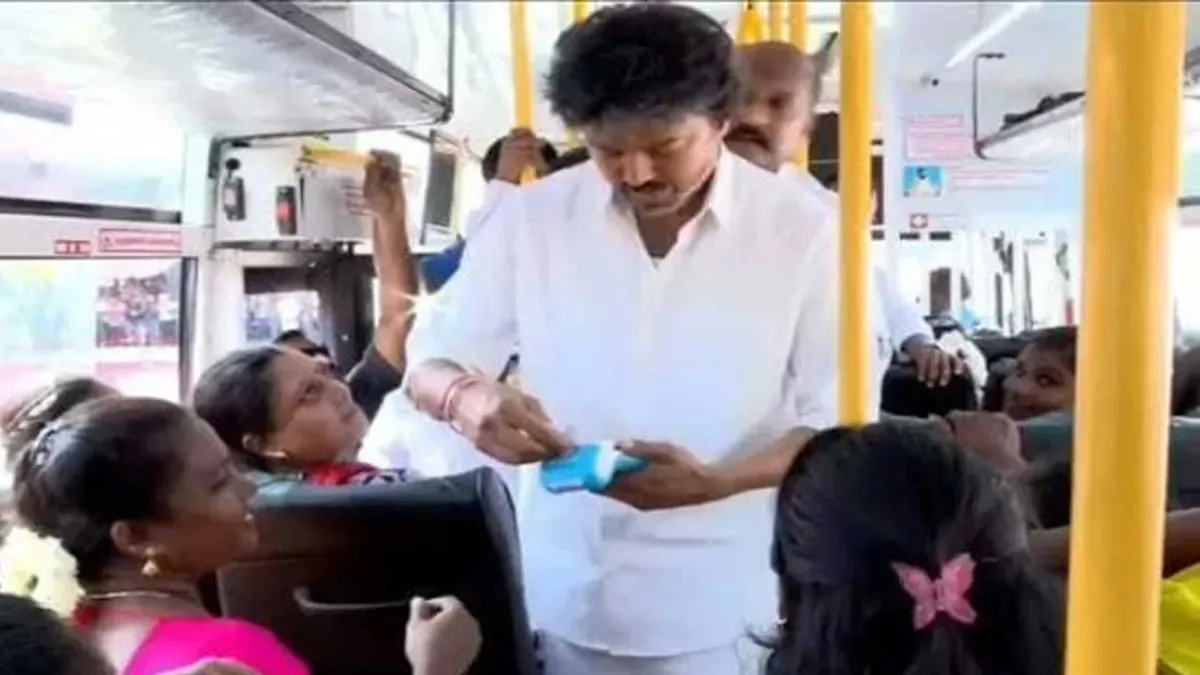तमिलनाडु के CM विजय का अनोखा अंदाज, महिला बस में कंडक्टर के रूप में काम करने लगे!