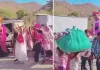न कार, न बस... कंधे पर दूल्हा और सिर पर सामान! बिना गाड़ियों के निकली बारात, अनोखी शादी हुई वायरल
