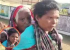 अपने 90 साल की सास को ₹1500 दिलाने के लिए महिला उन्हें पीठ पर बैठाकर चली 9 किलोमीटर