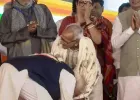 पश्चिम बंगाल: मंच पर अचानक किसके पैर छूने लगे प्रधानमंत्री? आखिर कौन हैं माखनलाल; जिन्हें नमन करने के लिए मोदी खुद को रोक नहीं पाए