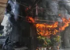 दिल्ली हादसे का बड़ा खुलासा: 6 कमरों की मंजूरी और चल रहे थे 25; जान बचाने के लिए आग के बीच छत से कूदते रहे लोग  