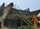 समस्तीपुर: 8.65 करोड़ रुपये का पुल बना, लेकिन चढ़ने का रास्ता नहीं; फिर लोगों ने चंदा जुटाकर बना दी सीढ़ी