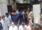 दिल्ली: FIR दर्ज न होने पर थाने पहुंचे राहुल गांधी, पैलेट गन पीड़ित के लिए दिया धरना