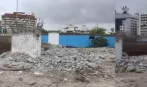 सूरत में निर्माणाधीन पुल के दो पिलरों के बीच लगाया गया गर्डर का हिस्सा अचानक झुक गया