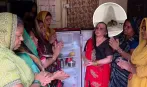 आगरा: घर के फ्रिज में दिखी बर्फ की शिवलिंग जैसी आकृति, दर्शन के लिए उमड़ी श्रद्धालुओं की भीड़