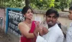हरदोई: महिला थाने के बाहर हाई-वोल्टेज ड्रामा, दहेज में मिली बाइक को लेकर भिड़े पति-पत्नी
