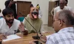 खंडवा: शरीर इंसान का, चेहरा कुत्ते का... मध्य प्रदेश में शख्स 'कुत्ता' क्यों बना? कहा- नसबंदी के बावजूद 6 पिल्ले आ गए