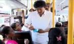 तमिलनाडु के CM विजय का अनोखा अंदाज, महिला बस में कंडक्टर के रूप में काम करने लगे!