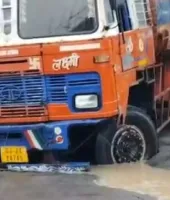 बारिश ने फिर प्रशासन की पोल खोल दी, सूरत के डिंडोली में सड़क धंस गई, द्वारका में हाई अलर्ट