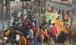 घर जाने के लिए सूरत स्टेशन पर यूपी-बिहार के यात्री कर रहे संघर्ष, 12-14 घंटे कतार में लगे