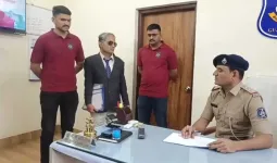 सूरत में 'स्पेशल 26' स्टाइल में फर्जी IT रेड; सूट बूट, टाई, काला चश्मा और हाथ में फाइलें भी...