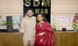 IAS अधिकारी ने बिना किसी खर्च के कलेक्टर चैंबर में ही कर लिए शादी