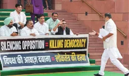 अचानक ऐसा क्या हुआ कि संसद में कागज़ फेंकने वाले 7 सांसदों का सस्पेंशन स्पीकर ने रद्द कर दिया