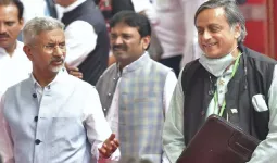 ईरान मुद्दे पर भारत की चुप्पी कायरता नहीं है: शशि थरूर का रुख कांग्रेस से अलग