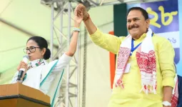  विधायक के बेटे ने लगाई लाल बत्ती, तो ममता बनर्जी ने मंच से ही लगा दी क्लास