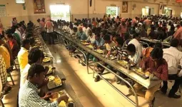 भारत में गैस की किल्लत, लेकिन शिर्डी में बिना परेशानी 40 हजार भक्तों के लिए हर रोज बन रहा है भोजन, आखिर कैसे?