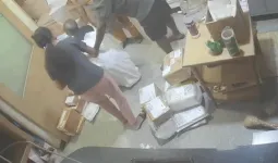 रील का पागलपन: बहू-बेटे ने बुजुर्ग पिता को बोरे में बंद कर 'पार्सल' बनाया, कुरियर ऑफिस में पैकेट खुला तो दंग रह गए कर्मचारी