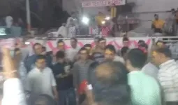 सूरत के टेक्सटाइल मार्केट में फागोत्सव कार्यक्रम विवाद के बीच महिला से ‘तू चीज बड़ी है मस्त’ पर डांस करवाया गया