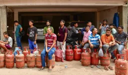 खाड़ी देशों में युद्ध का असर…भारत में गैस की किल्लत बढ़ी, फैक्ट्रियां भी प्रभावित, बड़ा सवाल- हालात कब सुधरेंगे?