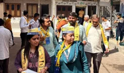 सूरत में चुनावी पारा हाई, नामांकन वापसी के आखिरी दिन आप ने अपने सभी 111 उम्मीदवारों को फार्महाउस में किया ‘नजरबंद’