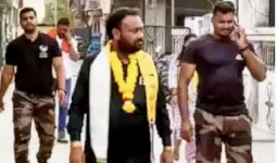 सूरत: आम आदमी पार्टी के उम्मीदवार कल्पेश बारोट बाउंसर के भरोसे, शरीर पर भारी-भरकम सोना और साथ में बॉडीगार्ड