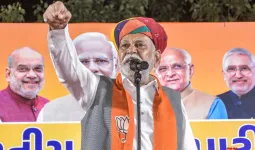 सूरत: भीषण गर्मी और नेताओं का पारा, शब्दों की मर्यादा भूल रहे हैं नेता…पुरुषोत्तम रुपाला बोले- खानदान देखकर मतदान करें