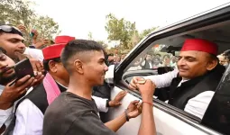 फतेहपुर: चाय की चुस्की और सियासत; क्या अखिलेश के जाने की वजह से चायवाले पर हुआ एक्शन? तो सपा सुप्रीमो ने खुद थमा दी ...