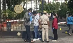 दिल्ली विधानसभा में सुरक्षा में बड़ी चूक: अज्ञात कार गेट तोड़कर अंदर घुसी