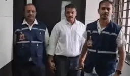 गांधीनगर में ACB का एक्शन: 9.5 लाख की रिश्वत लेते नायब मामलतदार और पूर्व कर्मचारी गिरफ्तार