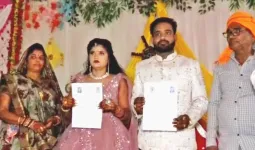 ललितपुर में अनोखी शादी: न अग्नि के फेरे, न मंत्रोच्चार; सौरभ-नेहा ने संविधान को साक्षी मानकर रचाई शादी