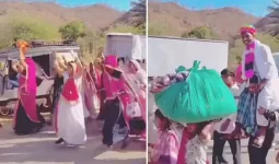 न कार, न बस... कंधे पर दूल्हा और सिर पर सामान! बिना गाड़ियों के निकली बारात, अनोखी शादी हुई वायरल