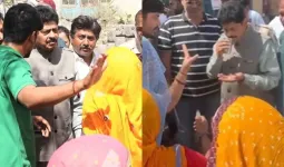 'यह पानी पीकर दिखाओ!' गंदे पानी से नाराज़ निवासियों ने BJP MLA को पानी का गिलास पकड़ा दिया