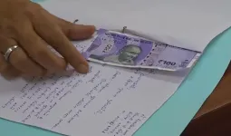 सूरत: कॉलेजों में प्रोफेसरों को रिझाने का नुस्खा: ‘उत्तरपुस्तिका में 100 रुपये की नोट रखकर लिखा- ‘सर-मैडम, प्लीज मुझे पास कर दीजिए’