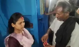 कटिहार: 60 साल के बुजुर्ग पर आया 22 साल की लड़की का दिल; ग्रामीणों ने मंदिर में कराई शादी
