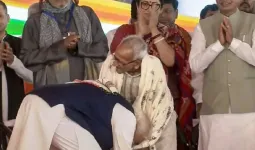 पश्चिम बंगाल: मंच पर अचानक किसके पैर छूने लगे प्रधानमंत्री? आखिर कौन हैं माखनलाल; जिन्हें नमन करने के लिए मोदी खुद को रोक नहीं पाए