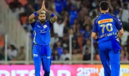 क्या मुंबई इंडियंस पंड्या से कप्तानी छीनेगी? 'पैकेज डील' से IPL में हंगामा