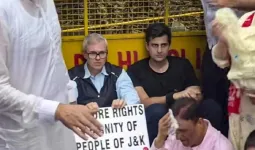 दिल्ली में सीएम उमर अब्दुल्ला धरने पर बैठे, बोले- ‘सरकार ने अपना वादा पूरा नहीं किया’