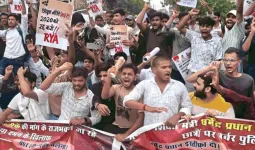 NEET पेपर लीक मामले पर देशभर में प्रदर्शन, बिहार बंद के दौरान कई जिलों में हिंसा; पुलिस-छात्रों में झड़प