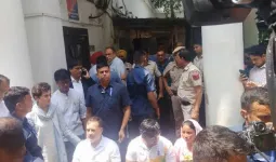 दिल्ली: FIR दर्ज न होने पर थाने पहुंचे राहुल गांधी, पैलेट गन पीड़ित के लिए दिया धरना