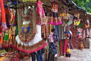 नवरात्रि का उत्साह: सूरत के बाजारों में बढ़ी रौनक, चनिया चोली की मांग बढ़ी