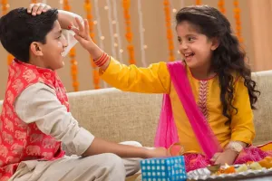 भाई दूज और रक्षाबंधन में क्या अंतर है? जानिए एक-दूसरे से कैसे अलग हैं दोनों पर्व