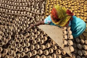 प्रधानमंत्री मोदी की अपील के बाद स्वदेशी दीयों का कारोबार बढ़ा, रंगीन दीयों का क्रेज ज्यादा, विदेशी उत्पादों को दे रहे टक्कर