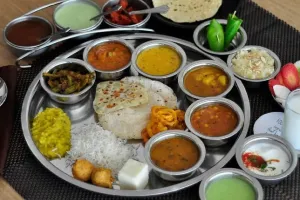 आयुर्वेद और विज्ञान के अनुसार किस बर्तन में खाना खाना चाहिए?