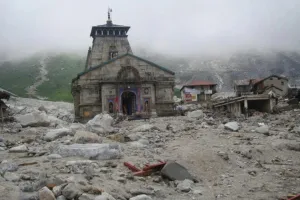 केदारनाथ आपदा में बहकर आए बड़े-बड़े चट्‌टानों पर उकेरी जा रही शिव की आकृति