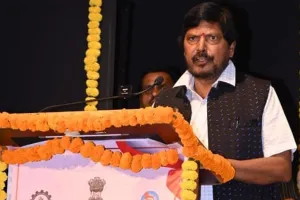 केंद्रीय मंत्री रामदास अठावले ने अपने ही सहयोगियों भाजपा और शिवसेना को 'विश्वासघाती' क्यों कहा?