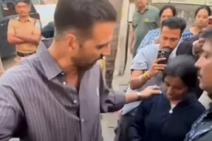 पापा कर्ज में हैं, 'प्लीज मदद करो...' वोट डालने पहुंचे अक्षय कुमार के सामने रो पड़ी बच्ची, एक्टर के जवाब ने जीत लिया सबका दिल