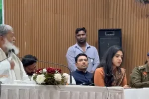 मंत्री ने कहा-पुलिस अधिकारी को सस्पेंड करो, एसपी ने कहा-मेरे पास अधिकार नहीं है, मंत्री ने कहा-अधिकार नहीं है तो यहां से उठ जाओ