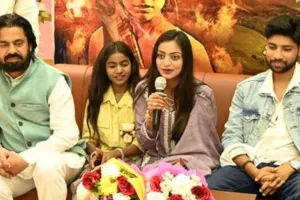 कुंभ की वायरल गर्ल मोनालिसा पहुंचीं प्रयागराज, पहली फिल्म की कमाई से करेंगी यह काम