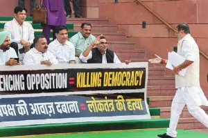 अचानक ऐसा क्या हुआ कि संसद में कागज़ फेंकने वाले 7 सांसदों का सस्पेंशन स्पीकर ने रद्द कर दिया