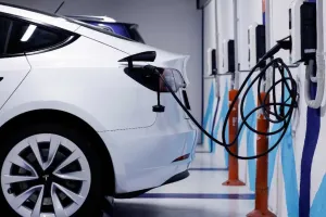 EV वाहन लेने से पहले सोचिए... दुनिया की बड़ी कार कंपनियों ने EV उत्पादन रोकने पर विचार शुरू किया